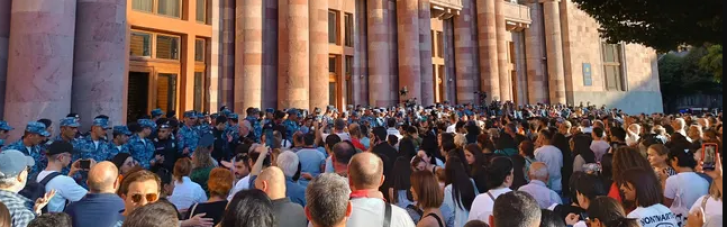 Беспорядки в Ереване: люди требуют отставки "изменника" Пашиняна (ВИДЕО)