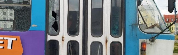 В Харькове обстреляли трамвай с пассажирами (ФОТО)