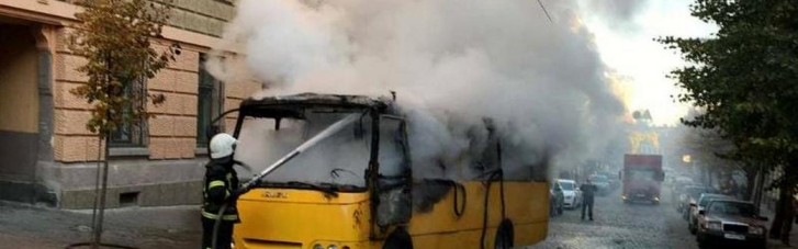 У Чернівцях під час руху спалахнула маршрутка з пасажирами