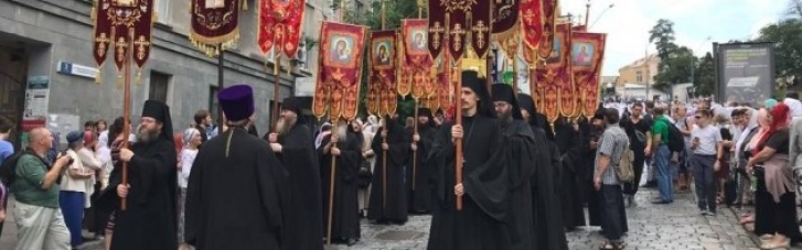 Віруючі УПЦ МП розпочали хресну ходу до Почаївської лаври всупереч забороні