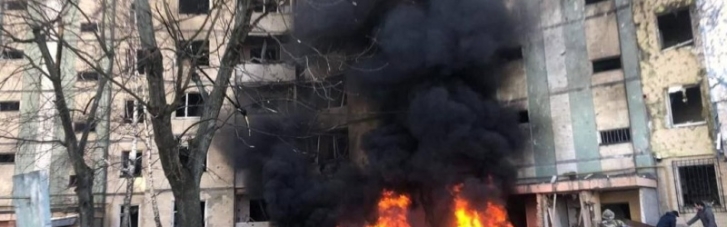 В Киеве снаряд прилетел во двор многоэтажки: пострадавших устанавливают (ФОТО)