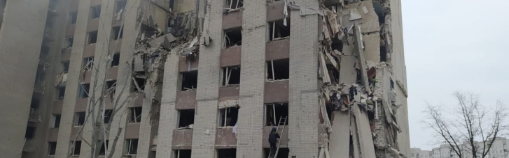 В Чернигове оккупантіы ночным авиаударом разрушили 9-этажное общежитие (ФОТО, ВИДЕО)