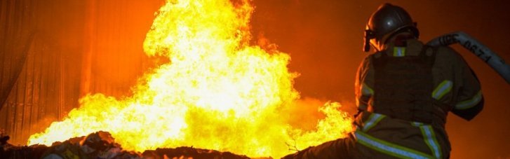Россияне атаковали дронами промышленный объект на Полтавщине, вспыхнул пожар