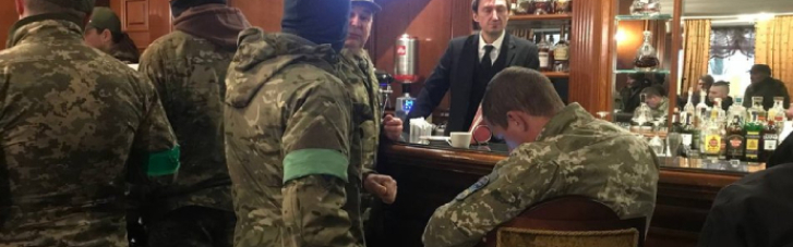 Чоловіки у камуфляжі зайшли до 5-зіркового готелю у Києві та вимагають надати житло переселенцям (ФОТО)