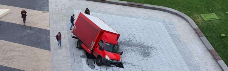 Фонтан на Арсенальной площади, который повредил грузовик, отремонтировали (ВИДЕО)