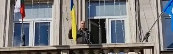 У Болгарії кандидат у депутати викинув прапор України, назвавши його "фашистським"