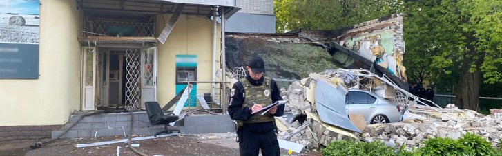 В Чернигове в помещении банка прогремел взрыв, здание частично разрушено (ФОТО)
