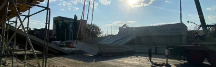 В Киеве на Шулявке обрушился мост (ВИДЕО)