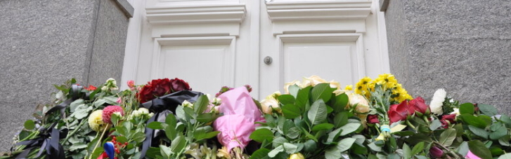 Украинцы чтят память королевы Елизаветы II (ФОТО)