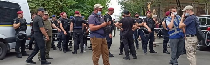 На ЛГБТ-акції під офісом Зеленського почалися сутички активістів з поліцією: силовики застосували газ (ФОТО, ВИДЕО)