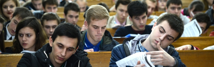 Нардепи хочуть карати студентів за покупку рефератів "гривнею": про які суми йдеться