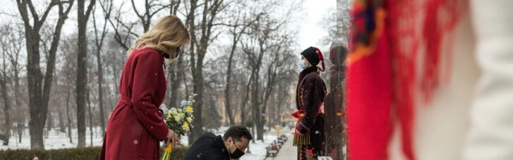Зеленський з дружиною поклали квіти до пам'ятника Шевченку у його день народження (ФОТО)