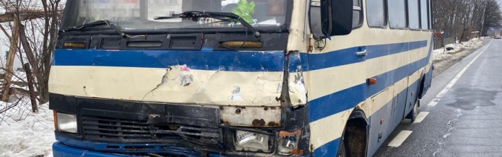 Во Львове автобус въехал в легковушку, пострадали дети