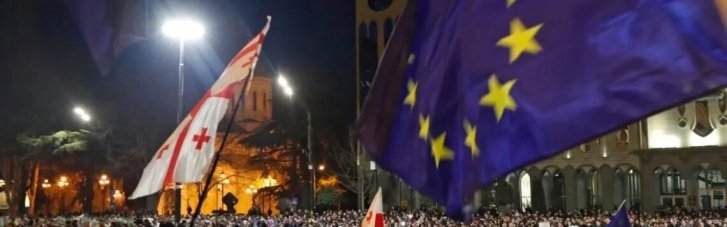 Колонна идет в парламент: в Грузии снова протестуют из-за скандального закона об иноагентах