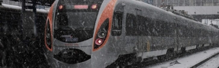 Поезда "Укрзализныци" опаздывают из-за снегопада в западных областях (СПИСОК)
