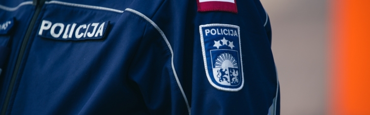 У Латвії поліція розслідує справи про крадіжку українських прапорів та пошкодження автомобілів