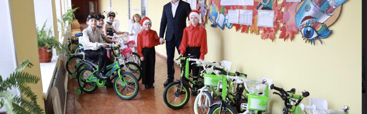 Андрей Стрихарский подарил детям велосипеды ко Дню Св. Николая
