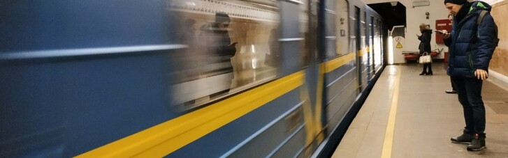 В киевском метрополитене под поезд попал человек: движение поездов ограничили