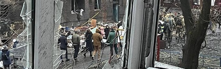 Зеленский побывал в Вышгороде, где в многоэтажку попала российская ракета (ФОТО, ВИДЕО)
