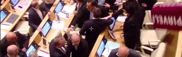 У Грузії депутати побилися під час розгляду законопроєкту про "іноагентів"