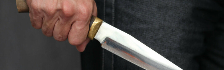 На Херсонщині чоловік атакував з ножем поліцейського і медика: коп загинув