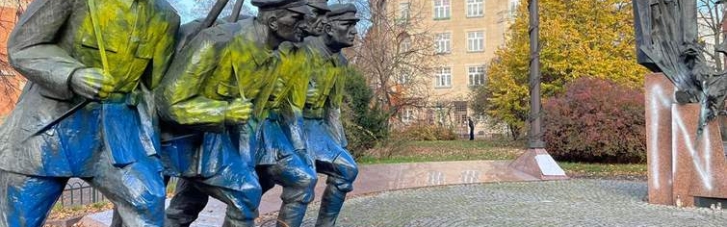 Новая провокация: в Кракове расписали памятник Пилсудскому синей и желтой краской (ФОТО)