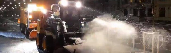 Первый снег в столице: "Киевавтодор" уже рассыпал соль на дорогах (ФОТО)