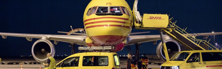 Компанія DHL зупиняє доставку вантажів та документів до Росії та Білорусі