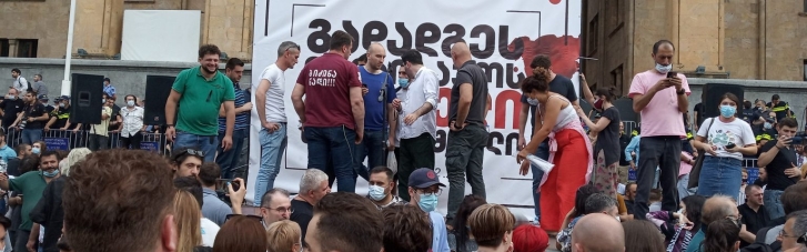 В Тбилиси сотни людей требуют отставки правительства из-за смерти на ЛГБТ-акции