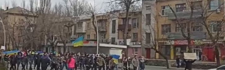 У Мелітополі мешканці вийшли на масовий протест проти російських окупантів (ВІДЕО)