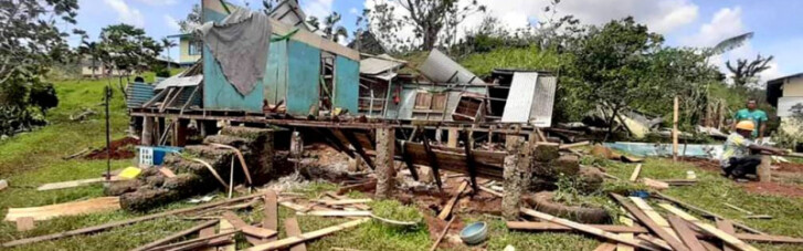 На Фіджі ураган зруйнував будинки, є жертви (ФОТО)