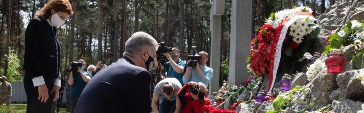 "Хто досі бачить "плюси СРСР", нехай приїде у Биківню": Порошенки вшанували жертв сталінських репресій (ФОТО)