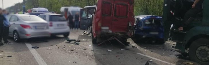 Шесть разбитых авто и восемь искалеченных людей: последствия ДТП под Киевом (ФОТО)
