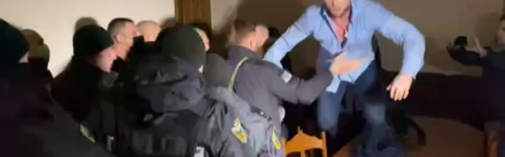 Прийшов із поліцейськими та трощив меблі: нардеп Дмитрук дебоширив на засіданні земельної комісії в Одесі (ВІДЕО)