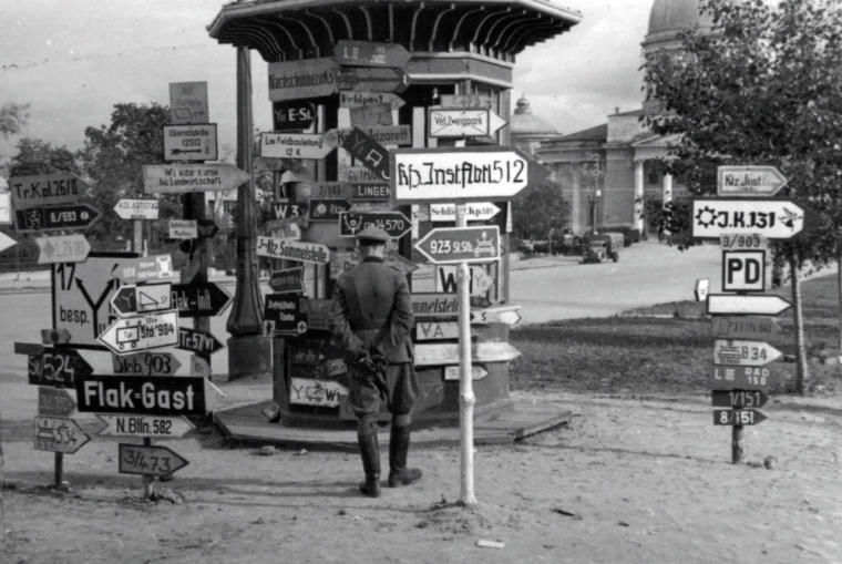 Офицер Вермахта рассматривает указатели в оккупированном Курске