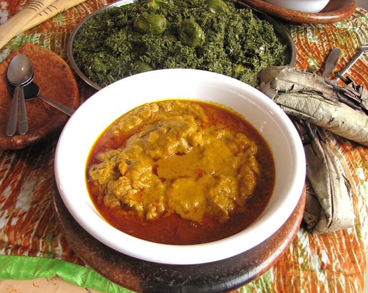 Poulet Nyembwe, тобто курка в соусі червоному пальмовій — національне блюдо Габону / wikimedia.org