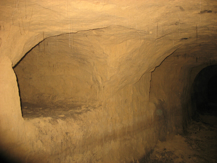 Зиньков, Купин, Городок и Опишня некогда были знаменитыми центрами керамики. Это может подтверждать, что туннели изначально копались с целью добычи глины, а уже позже использовались под хранилища, склады, убежища или как подземные переходы / den.xt.ht