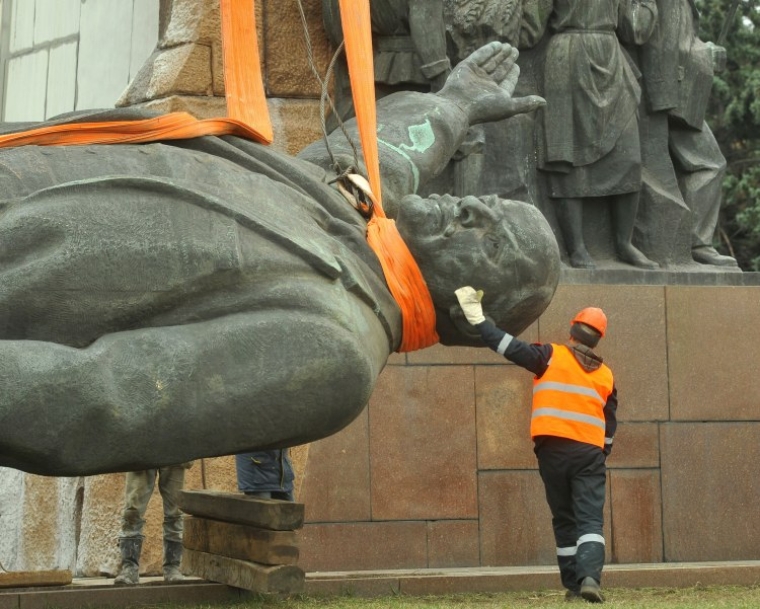 Демонтаж памятника Ленину в Запорожье