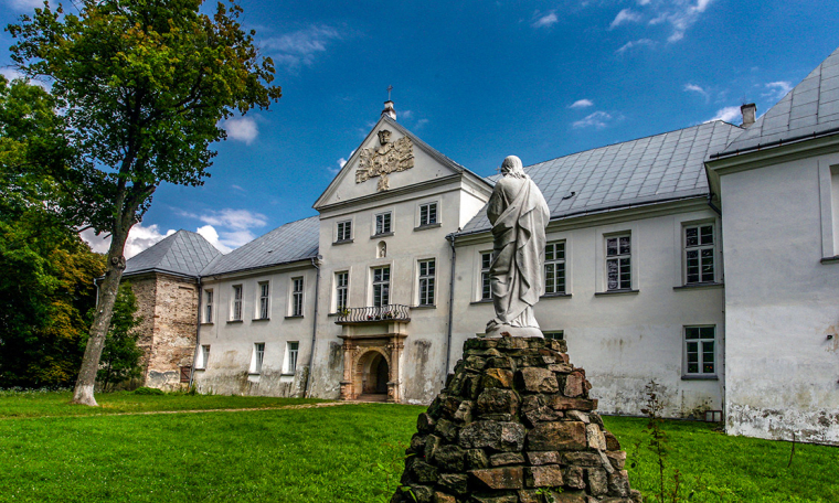 Замок-дворец-монастырь