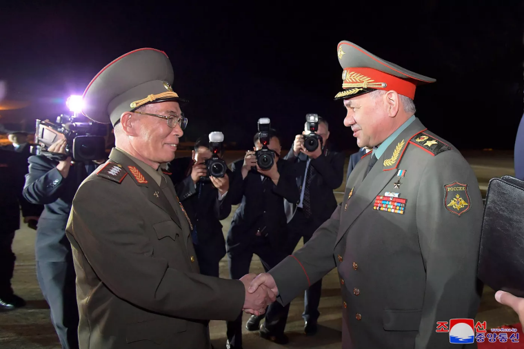 Міністр оборони Росії Сергій Шойгу (праворуч) зустрічається з міністром оборони Північної Кореї Кан Сун Намом у міжнародному аеропорту Пхеньян, Північна Корея