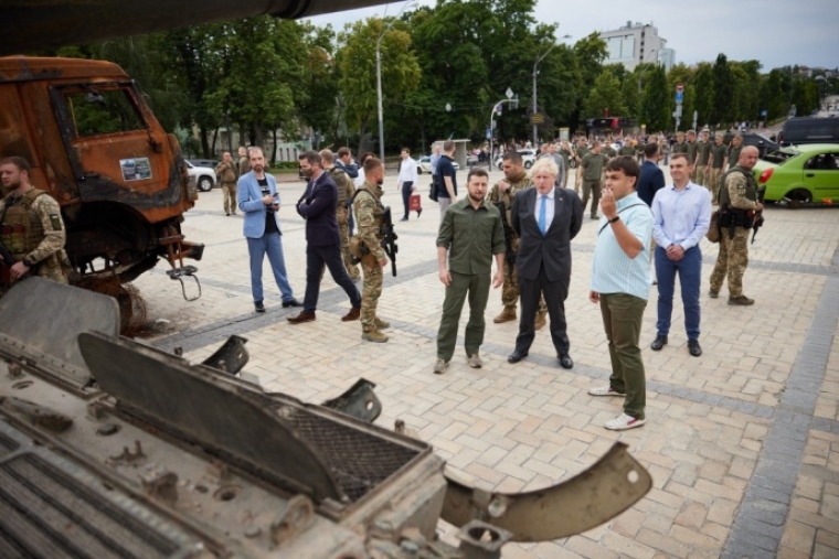 Зеленский и Джонсон осматривают уничтоженную бронетехнику российской армии на Михайловской площади