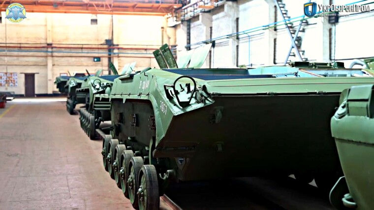 "Житомирский бронетанковый завод" передал Министерству обороны Украины более 100 единиц техники