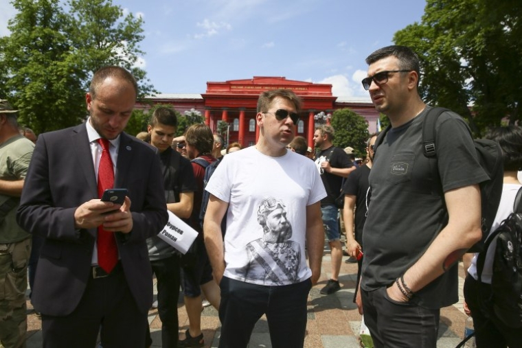 Адвокат Илья Новиков, в центре, и журналист Сергей Иванов, справа, во время марша "Свободу узникам Кремля!"