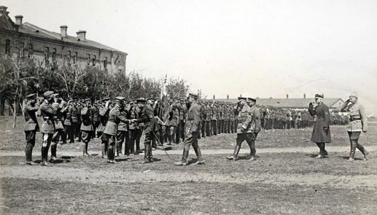 Урочистий марш 6-ї стрілецької дивізії перед Головним отаманом С.Петлюрою. Бердичів, квітень 1920 р.