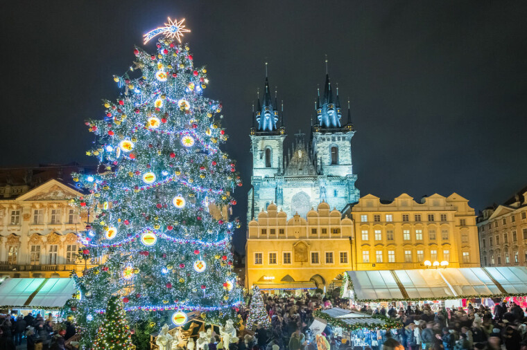 Новогодняя елка в Праге (фото: europeanbestdestinations.com)