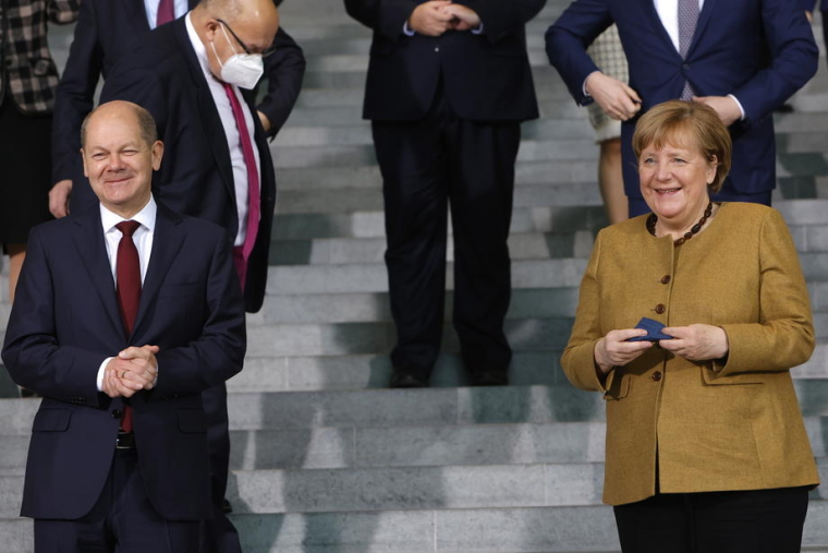 Виконувач обов'язків канцлера Ангела Меркель та виконувач обов'язків віце-канцлера та міністра фінансів Олаф Шольц після останнього засідання кабінету міністрів у Берліні, 4 листопада 2021 р.