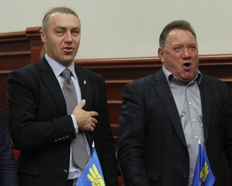 Народные депутаты Игорь Мирошниченко и Богдан Бенюк во время заседания Верховной Рады