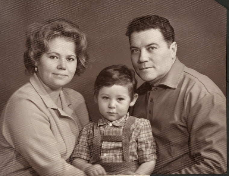 Ігор Терехов в дитинстві з батьками
