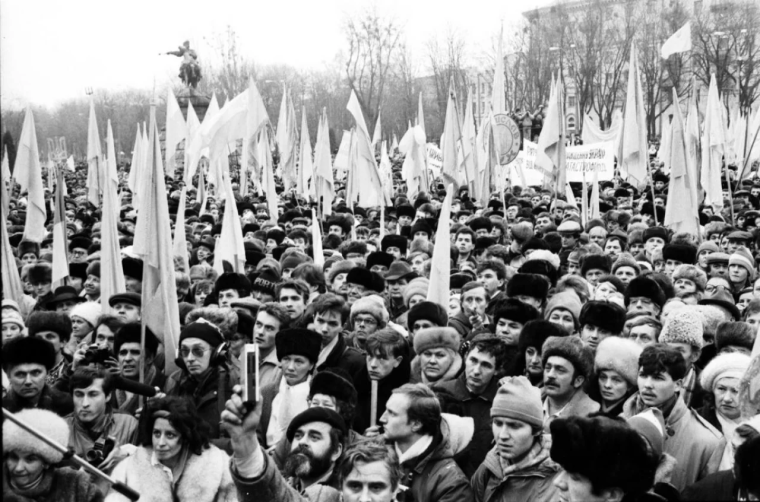 Празднование годовщины Акта Соединения на Софийской площади в Киеве, 21 января 1990 года/Фото: Украинский институт национальной памяти