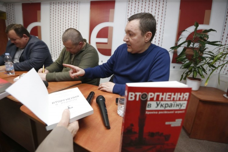 Дмитро Тимчук під час презентації книги групи "Інформаційний спротив" "Вторгнення в Україну: хроніка російської агресії"